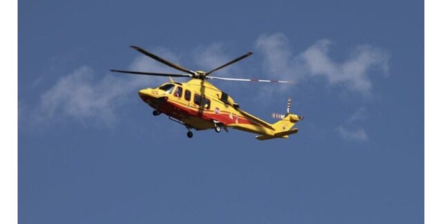 Operaio di 65 anni precipita da un’impalcatura: è in fin di vita