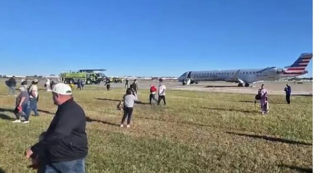 Fumo e odore di bruciato invadono l’aereo, passeggeri si lanciano dall’ala dopo l’atterraggio: «Pensavamo di morire»