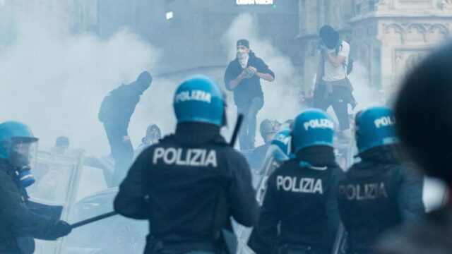 Scontri e vetrine distrutte a Milano, parla un manifestante del collettivo Deriva: “Gesto simbolico per riprenderci spazi inaccessibili”