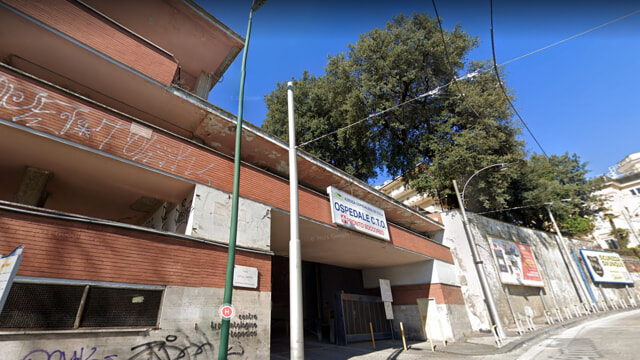 Accoltellato tre volte all’addome, 24enne in fin di vita: indagini in corso