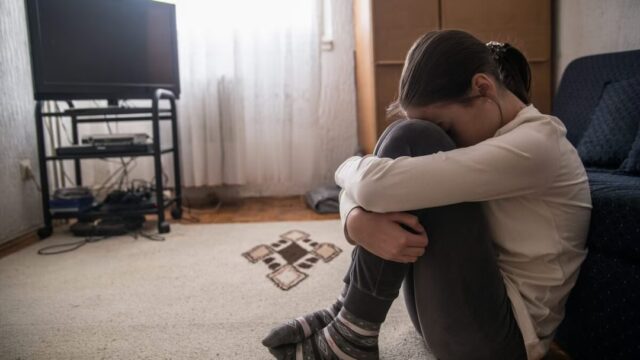 Lascia il fidanzato a 15 anni, lui la perseguita e la picchia: «Se ti metti con un altro ti uccido»