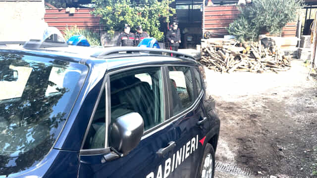 Lo sorprendono mentre accudisce gli animali e lo uccidono a fucilate: nuovo agguato nella faida tra clan