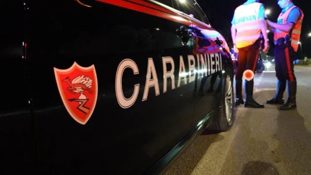 Evade dai domiciliari per una bottiglia di vino: i carabinieri lo fermano al rientro