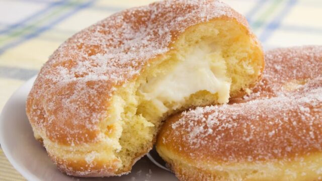 Accusato di aver ucciso il cugino con un bombolone alla crema, si difende: «Gli volevo bene»