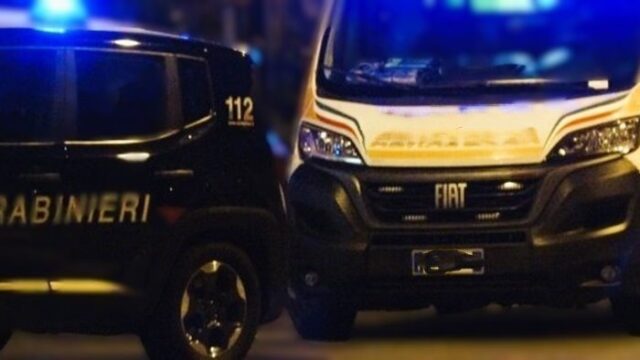 Violento impatto nella notte tra auto e scooter: 32enne muore sul colpo