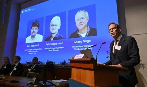 Premio Nobel per la medicina Deisseroth, Hegemann e Nagel per le scoperte sull’optogenetica: “Rivoluzioneranno lo studio delle neuroscienze”