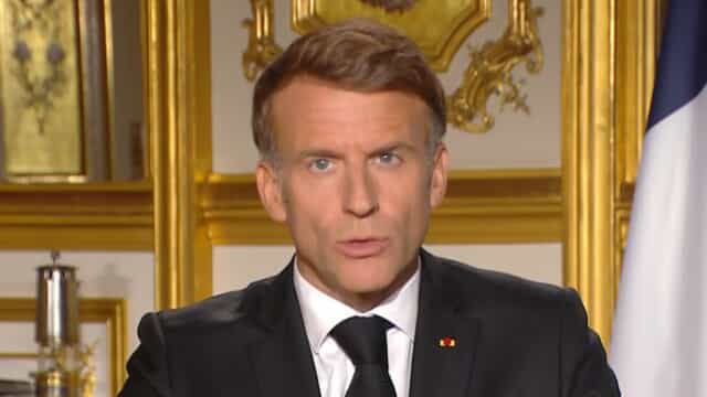 Disordini in Francia, la condanna di Macron: “Insopportabile vedere le città in questo modo. Non c’è giustificazione”
