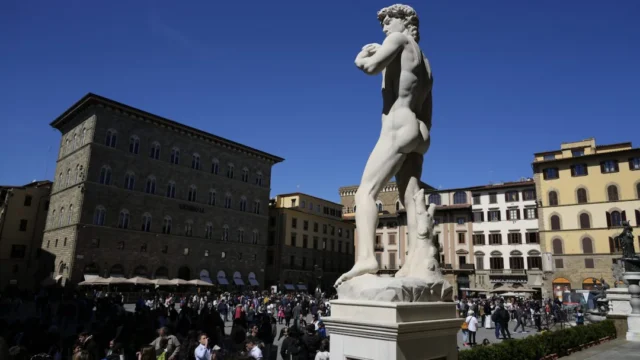 Bombola di gas sotto il David di Michelangelo: verifiche in corso