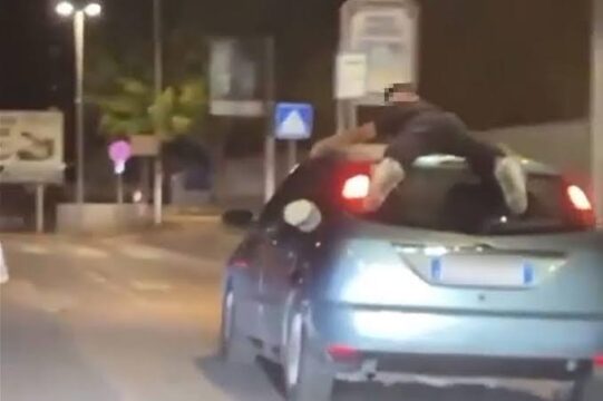 Cade dal tettuccio di un’auto mentre gira video: 23enne in condizioni gravissime