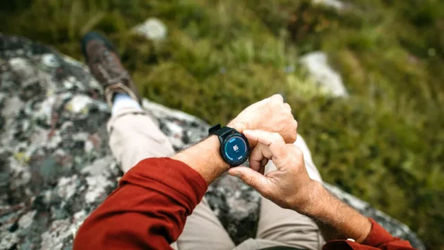 Precipita per oltre 100 metri durante un’escursione: 26enne salvato grazie allo smartwatch