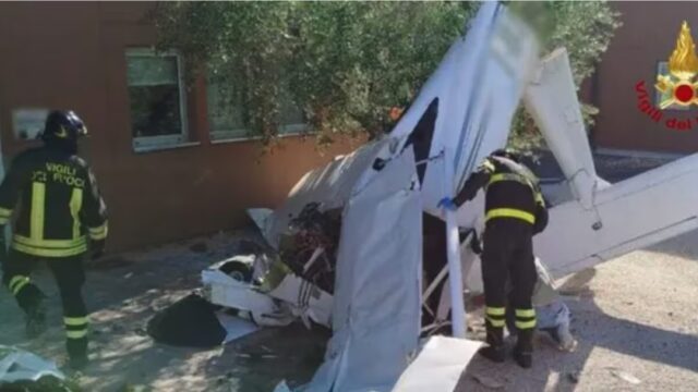 Aereo da turismo si schianta contro un capannone durante l’atterraggio
