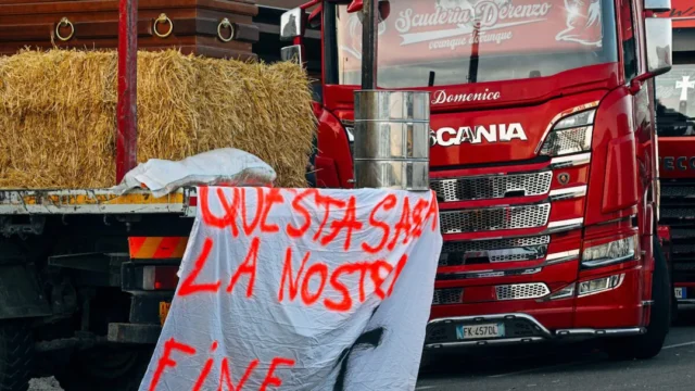 Stop ai tir, la Sicilia riparte ma nel Sud continuano i blocchi: rischio scaffali vuoti