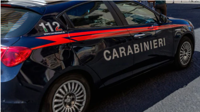 Aggredisce la compagna, lei riesce a fuggire con la figlia di un anno