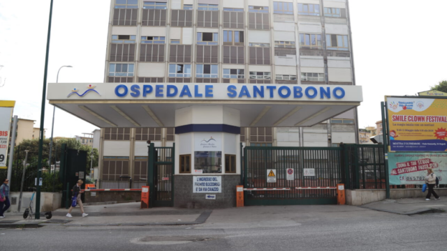 Bambino di 8 anni travolto da un armadietto: dopo quasi due mesi può tornare a casa