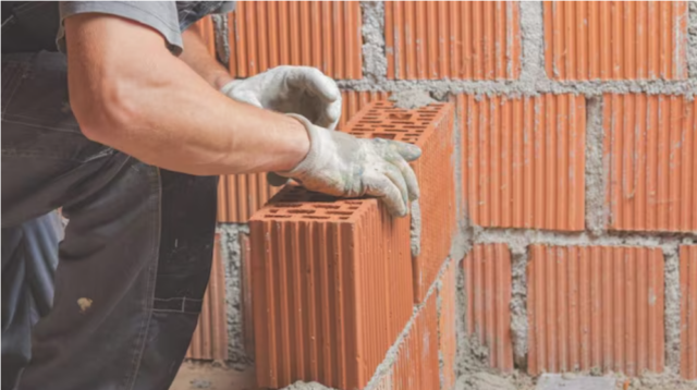 Operaio di 46 anni muore schiacciato da un muro: sequestrato il cantiere