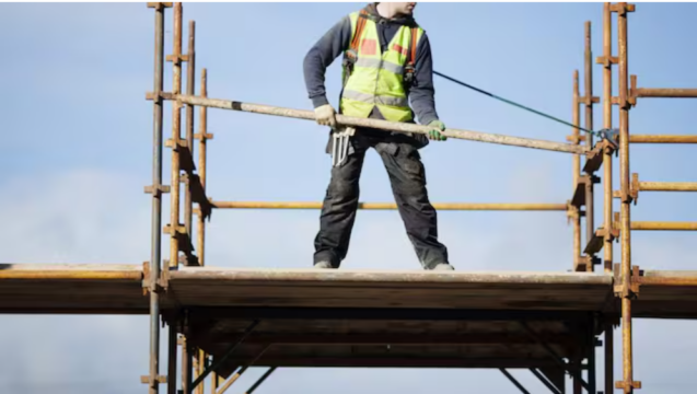 Cade durante i lavori di ristrutturazione, operaio ricoverato d’urgenza in gravi condizioni