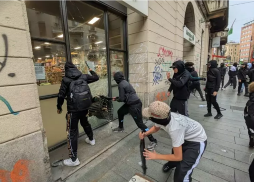 Caos in centro dopo gli scontri, negozi saccheggiati e vetrine distrutte: decine di fermati