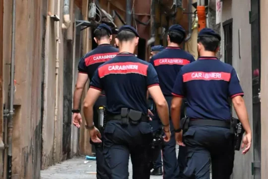 Maltratta la moglie e le vieta l’italiano, disposto divieto avvicinamento