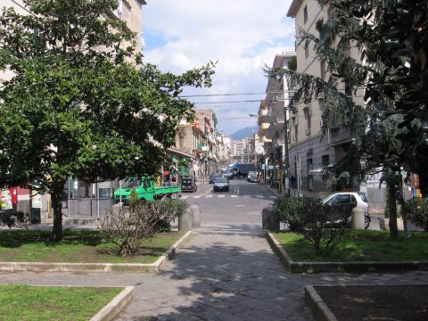 Ercolano, rapina al centro commerciale: tre banditi armati portano via smartphone e tablet