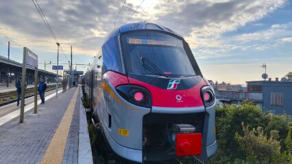 Metro Linea 2: un treno alla stazione di Pozzuoli