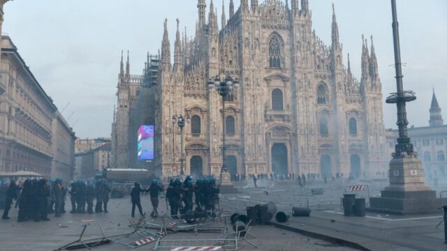 Corteo contro il carovita, scontri con la polizia: lanci di oggetti e cariche degli agenti