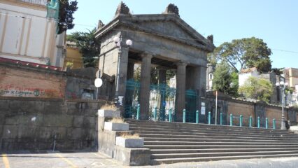 L'ingresso monumentale del cimitero di Poggioreale a Napoli