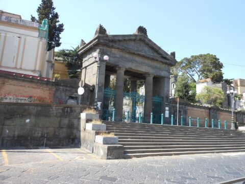 Napoli, Ognissanti e 2 novembre: divieti, sensi unici e bus potenziati per i cimiteri di Poggioreale