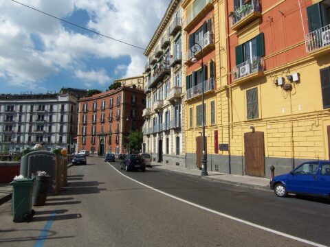 Napoli, scuole e residenti in piazza contro illegalità e incidenti: tre auto ribaltate su Corso Vittorio Emanuele