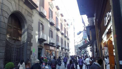 Via Chiaia a Napoli, zona dei controlli di Halloween dei carabinieri