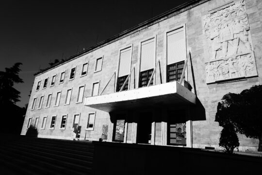Tirana, proteste degli studenti: sassi e molotov contro la polizia, chieste le dimissioni di Rama