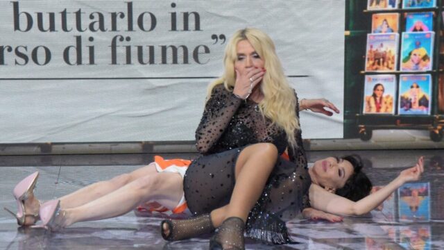 Valeria Marini sanguina al Gf Vip: caduta provocata da Carmen Di Pietro